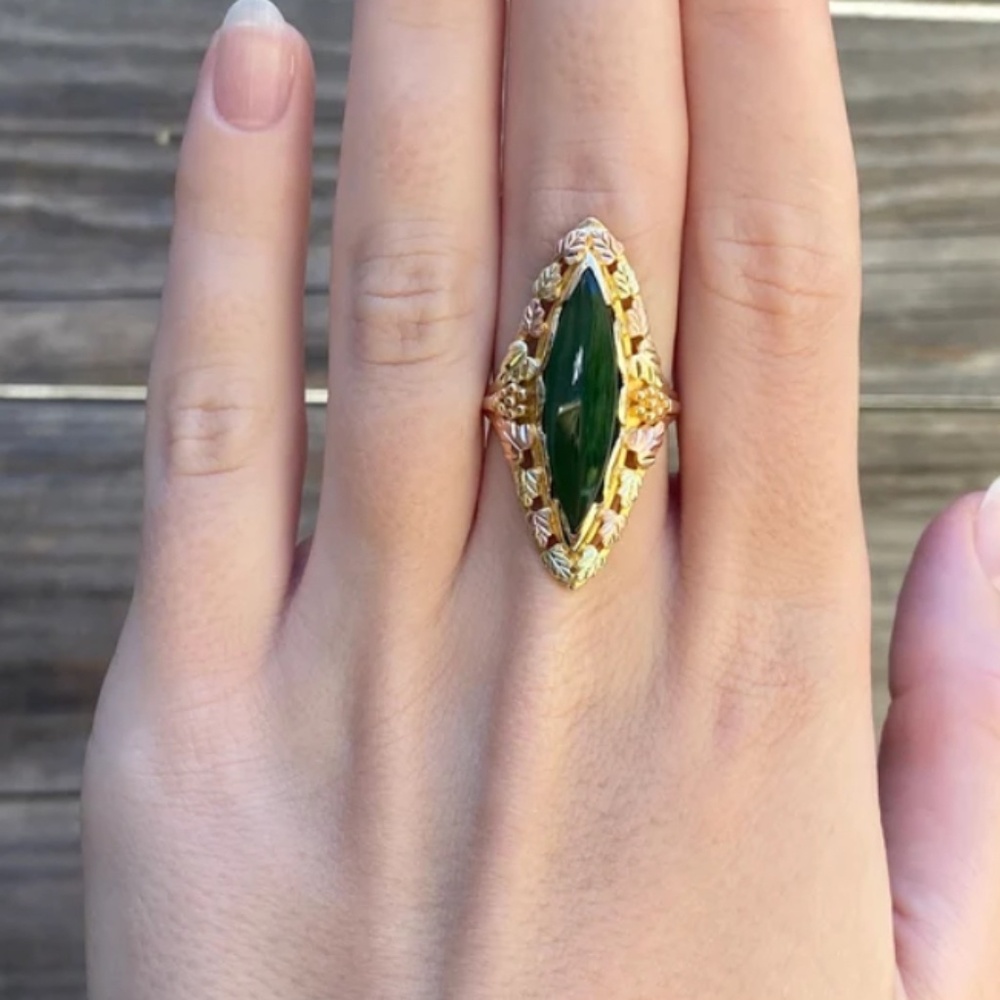 Landstrom Vintage 10K Black Hills Gold Jade Ring Size 7 125 - 6.1 grams